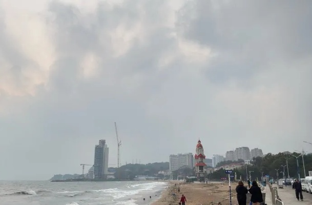 青岛明天天气，海雾散去后的温暖晴空，适宜漫步海边