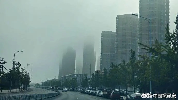 鞍山的天气,像一张褪了色的黑白照片,总带着点工业的粗粝和生活的踏实。这里没有江南的烟雨朦胧,也没有海岛的碧空如洗,却有一种北方城市特有的直白与倔强 鞍山的天气,像一张褪了色的黑白照片,总带着点工业的粗粝和生活的踏实。这里没有江南的烟雨朦胧,也没有海岛的碧空如洗,却有一种北方城市特有的直白与倔强
